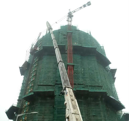 新市吊车在工地上作业